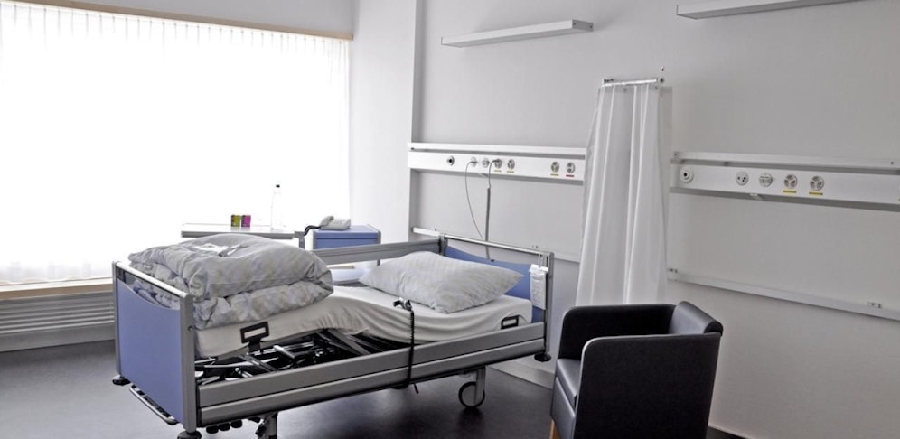 Er schlich sich in das Zimmer seiner Opfer.