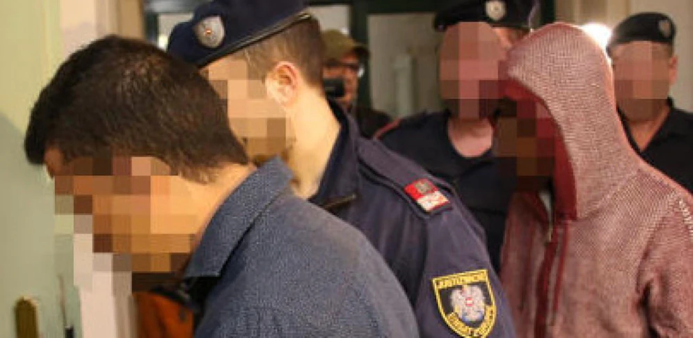 Die Angeklagten beim Prozess in Tulln.