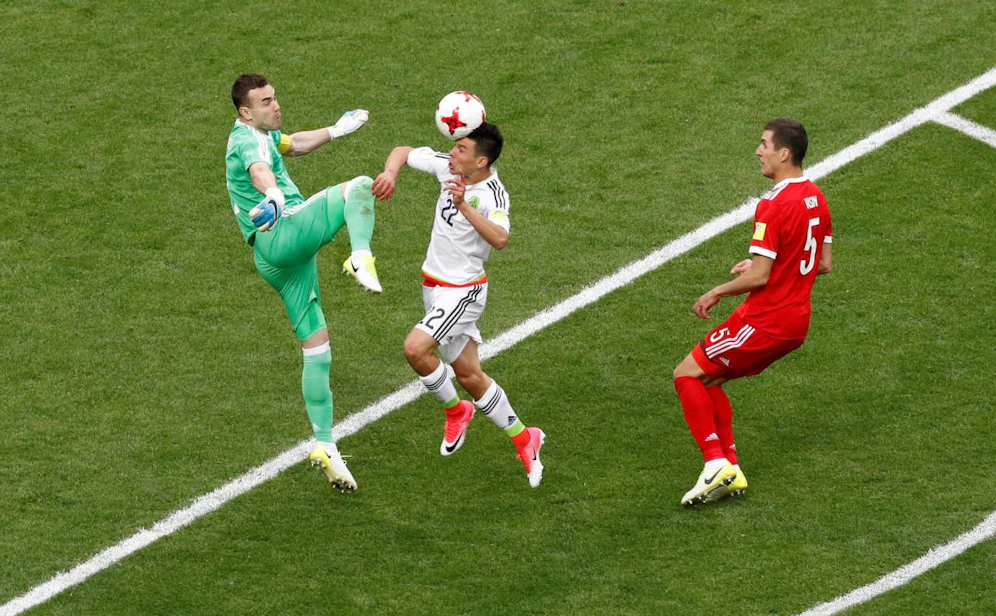 Hirving Lozano köpft über den zu weit herauslaufenden Igor Akinfeew hinweg ins Tor. 