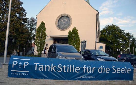 Tankstille statt Tankstelle: Vor der Pfarre Gänserndorf kann geparkt und gebetet werden.