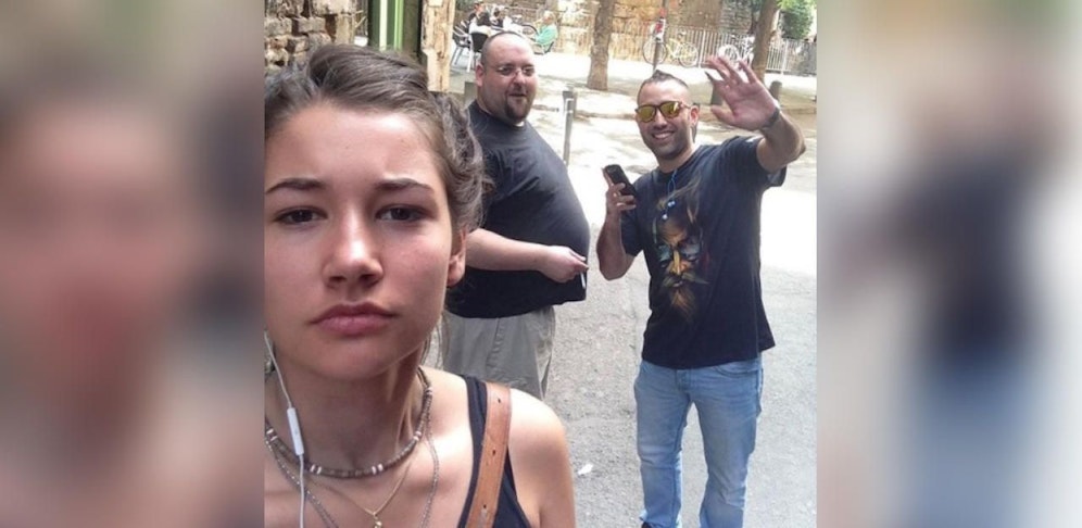 "Mmmm, schönes süßes Mädchen" - pfiffen die beiden Männer Noa nach. 