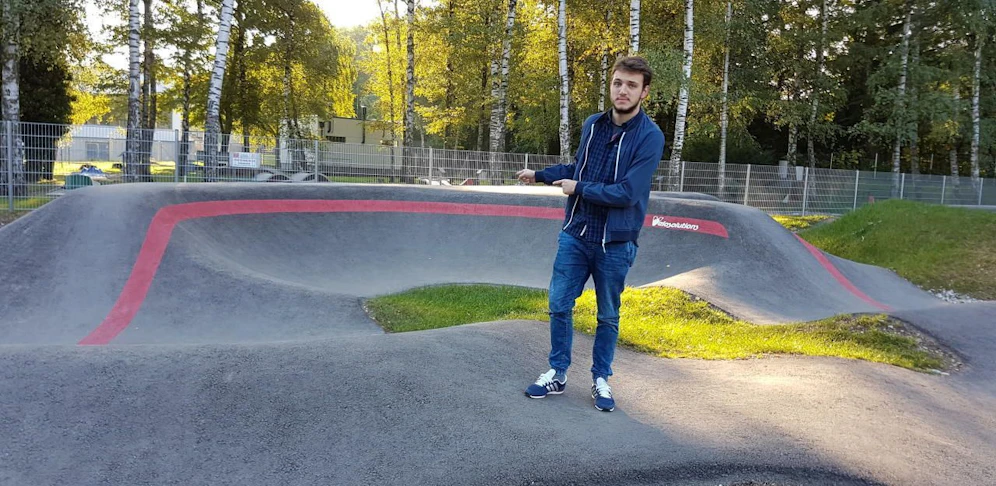 Selmin Sakiri von der JVP Neunkirchen beim Pumptrack.