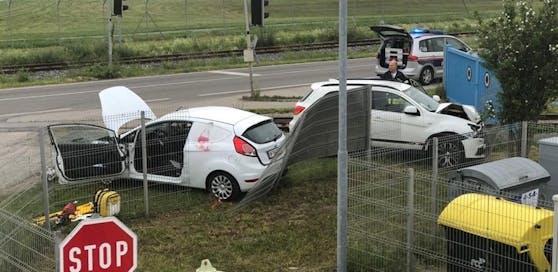 Die zwei Wagen nach dem Unfall.