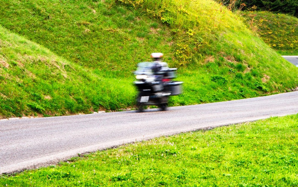 Der Biker kam nach kurzer Flucht in einer Kurve zu Sturz.