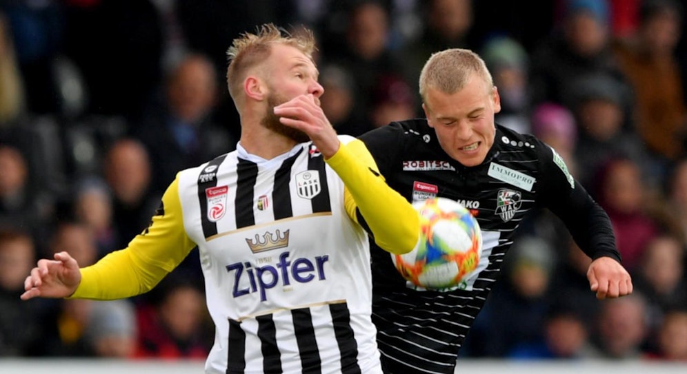 Sven Sprangler (r.) im Duell mit LASK-Stürmer Klauss