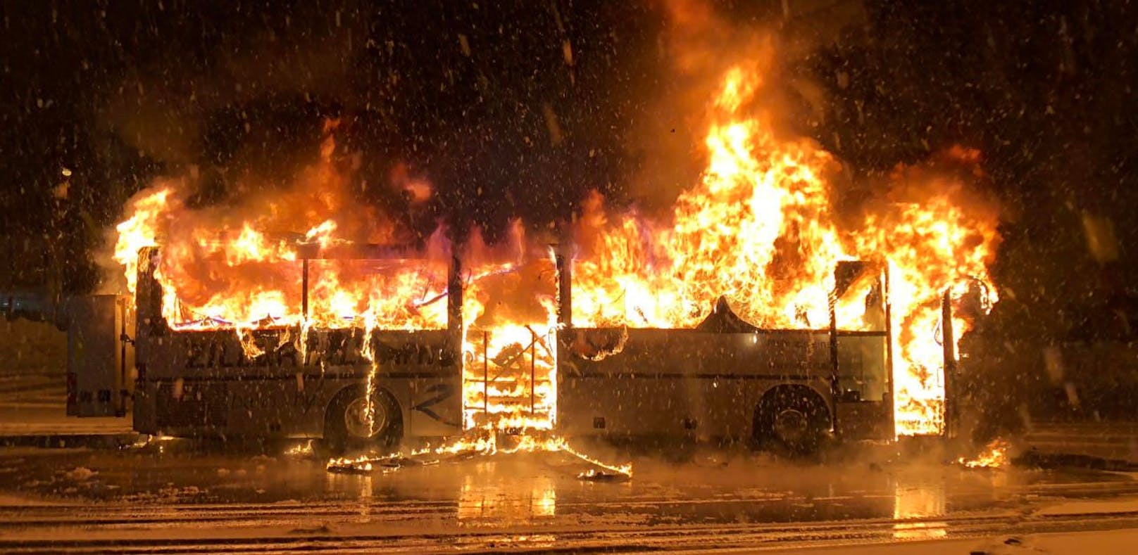 Fahrer fuhr brennenden Öffi-Bus aus Garage