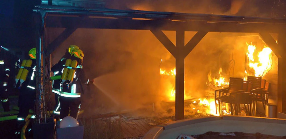 Die Feuerwehr im Löscheinsatz.
