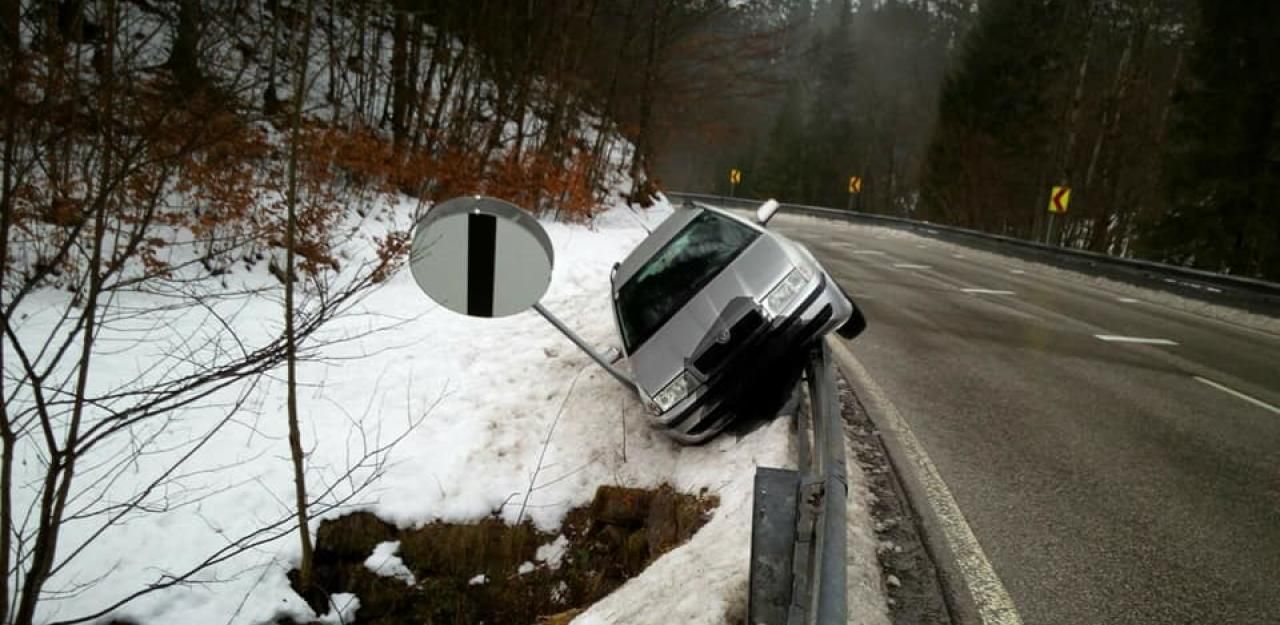 Heute.at - Pkw schlittert auf Leitschiene, stürzt fast ab