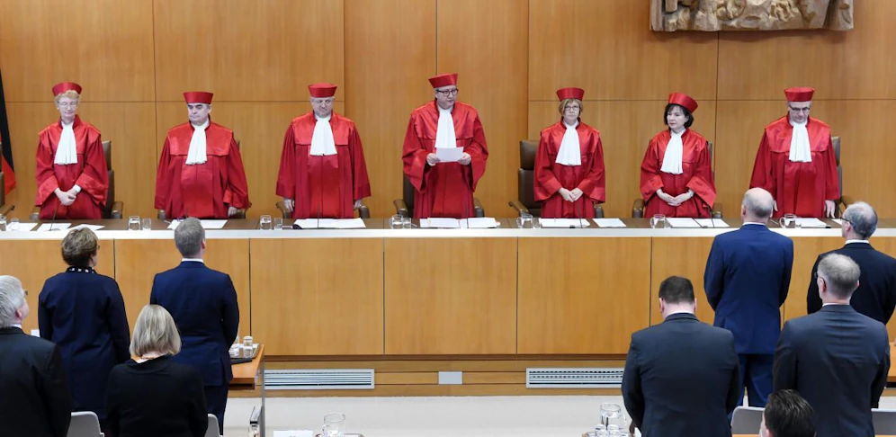 Vor Gericht müssen sich alle Menschen erheben