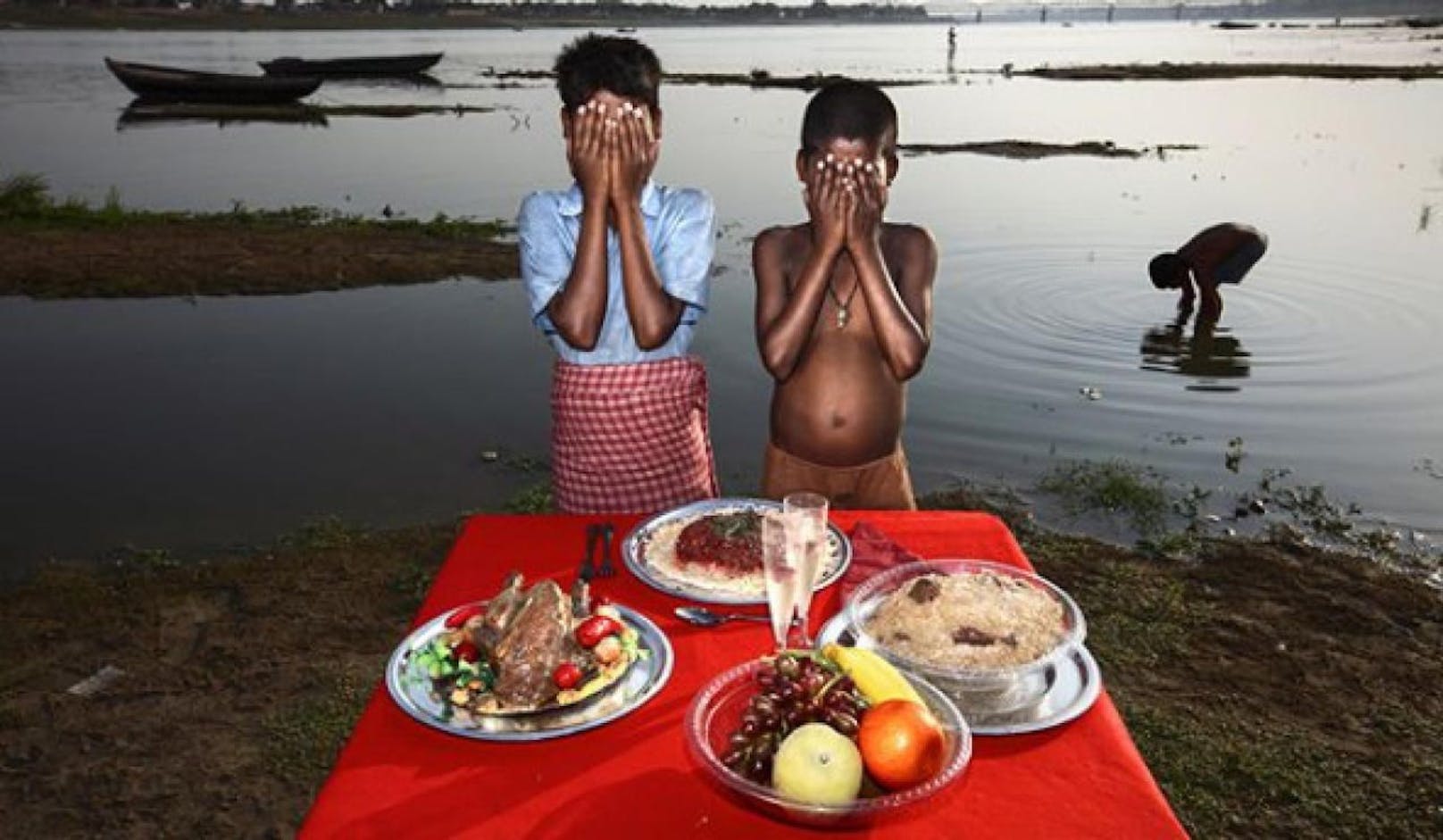 Unterernährte Kinder in Indien ließ der Fotograf vor unechten Lebensmitteln posieren. Für viele ausbeuterisch und &quot;Armuts-Porno&quot;.