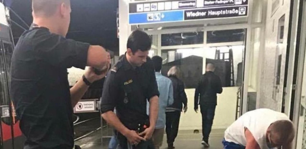Polizist kontrollierte Verdächtigen mit gezogener Waffe. 