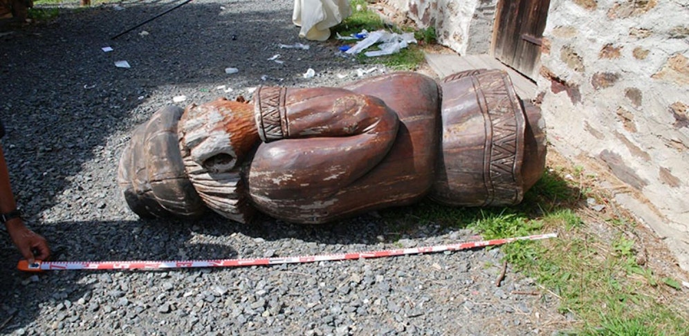 Der 1,60 Meter hohe Wichtelfigur aus Holz wiegt rund 80 Kilo.