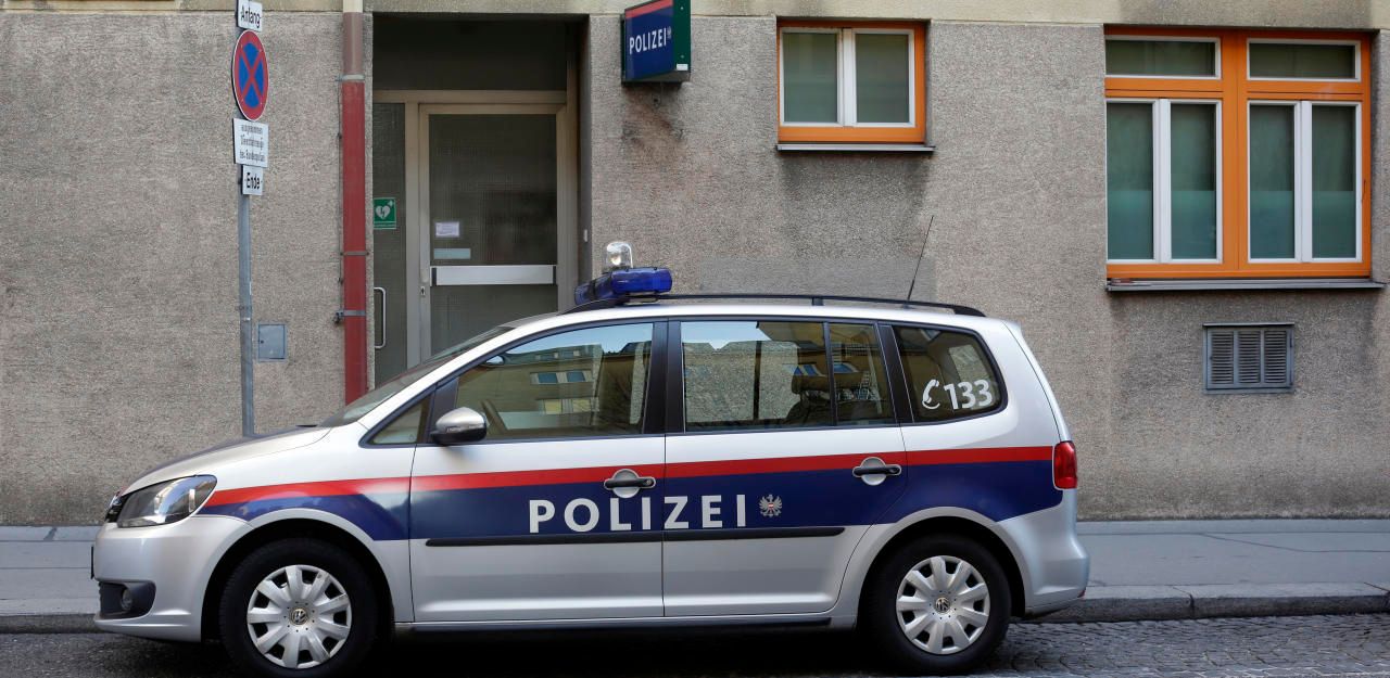 Frau Mit Messer Bedroht, Dann Polizisten Attackiert | Heute.at