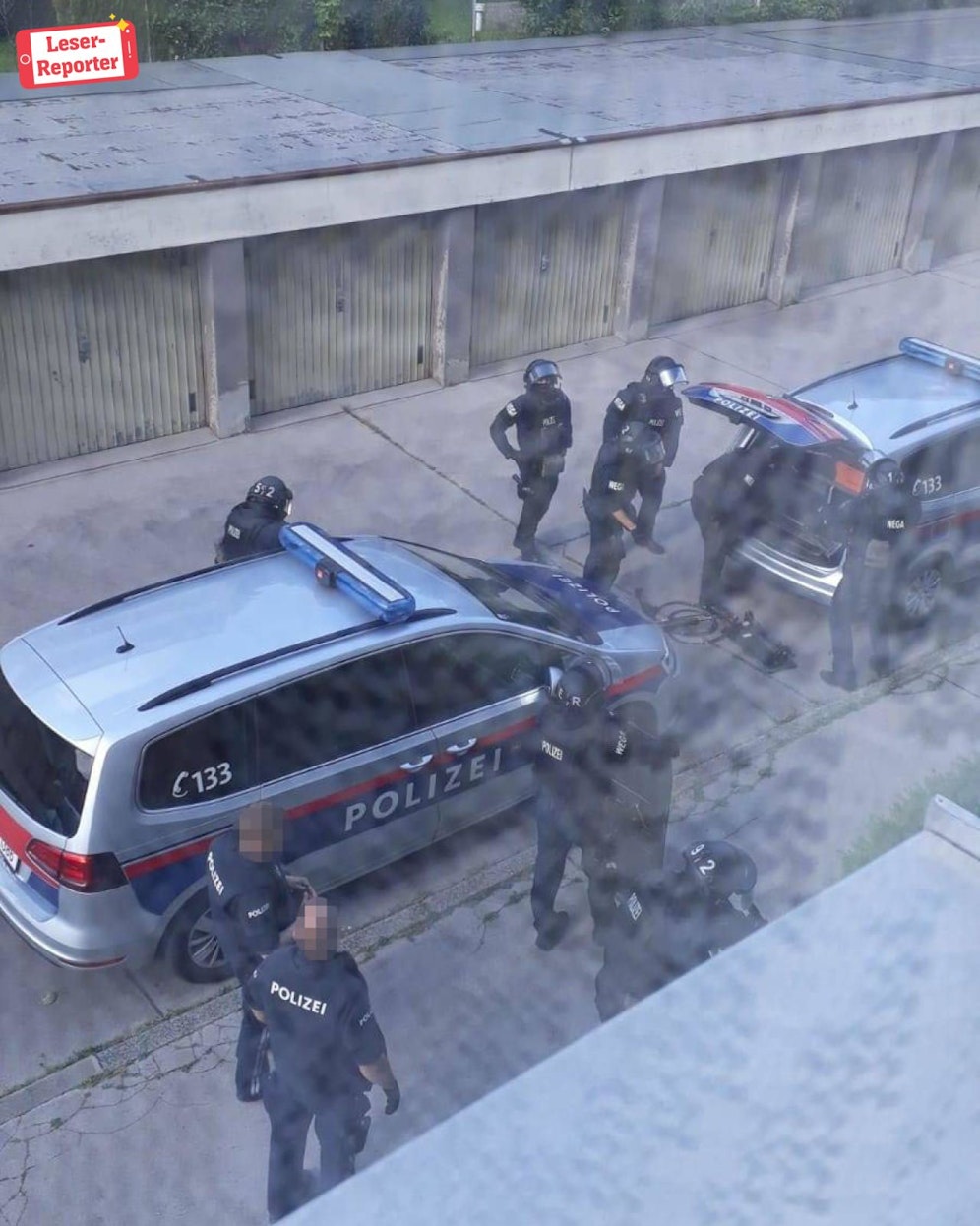 Die Spezialeinheit kurz vor dem Zugriff auf die Wohnung des Verdächtigen. 