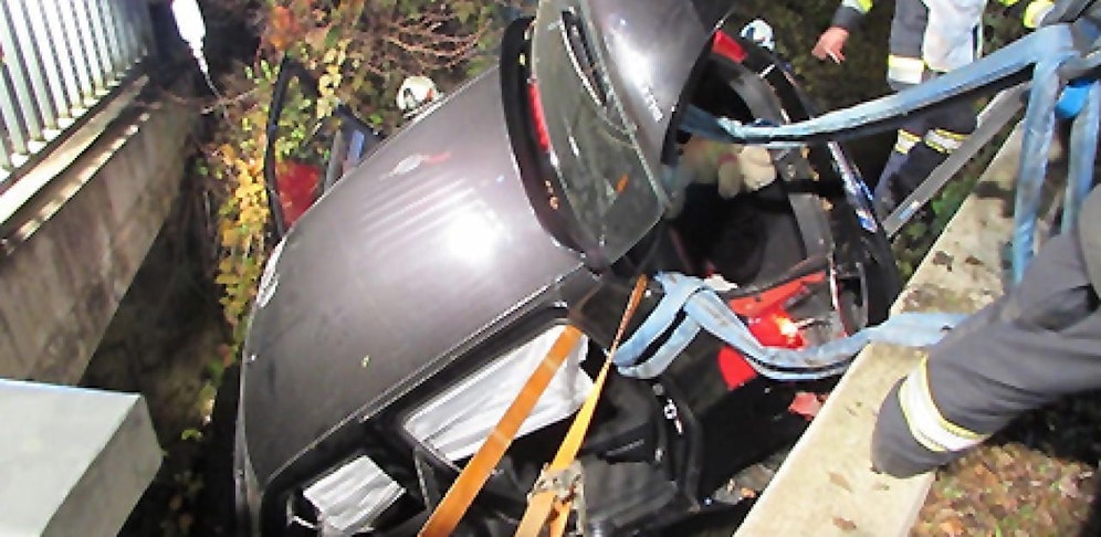 Die 17-jährige Fahranfängerin setzte ihren Wagen in den Grießbach