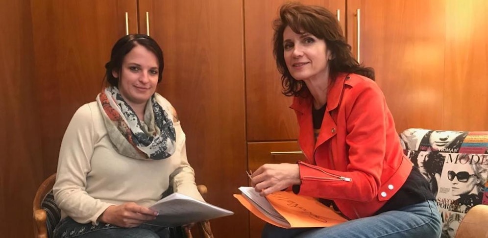Martina G. und Anwältin Astrid Wagner.