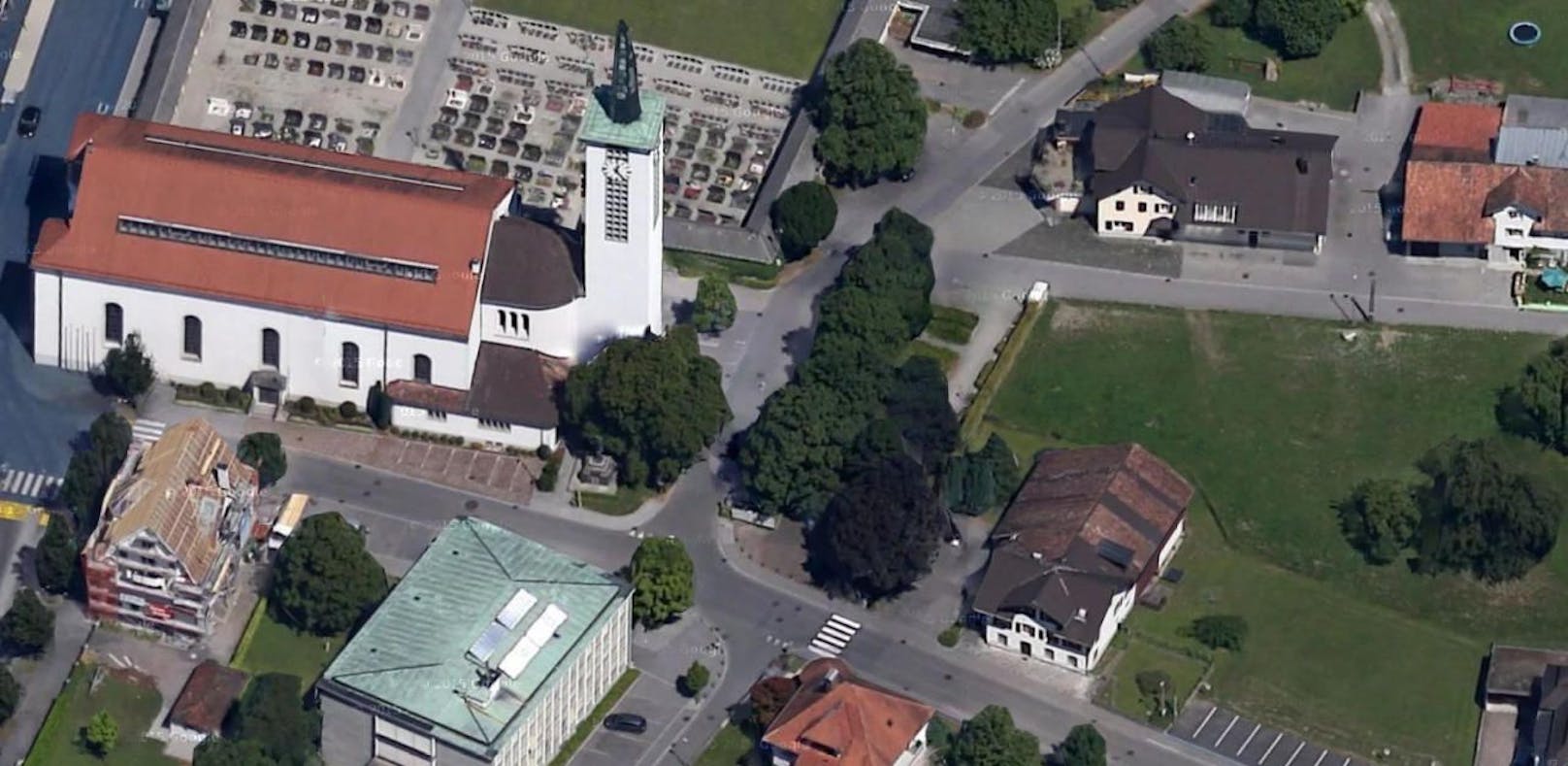 Polizei muss Schlägerei am Kirchplatz in Lustenau schlichten.