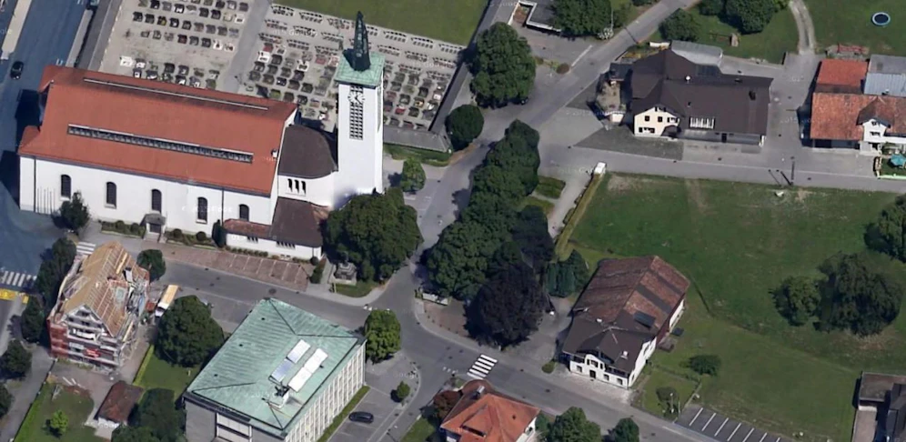 Polizei muss Schlägerei am Kirchplatz in Lustenau schlichten.