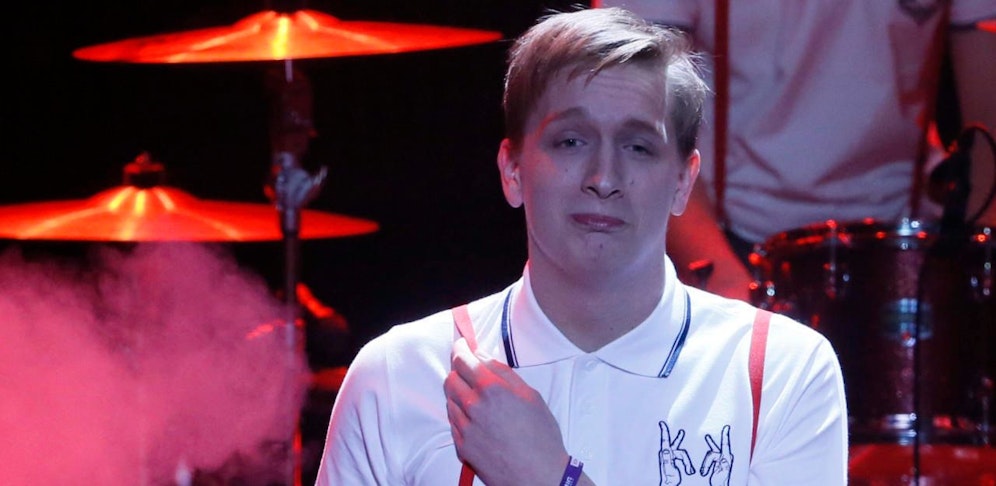 Felix Brummer bei einem Auftritt mit Kraftklub bei den Echo Music Awards am 22. März 2012 in Berlin (Bild: Fabrizio Bensch) 