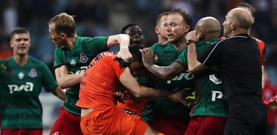 Brutale Szenen im russischen Cup-Finale! Die Spieler von Lok Moskau und Jekaterinburg prügeln aufeinander ein.