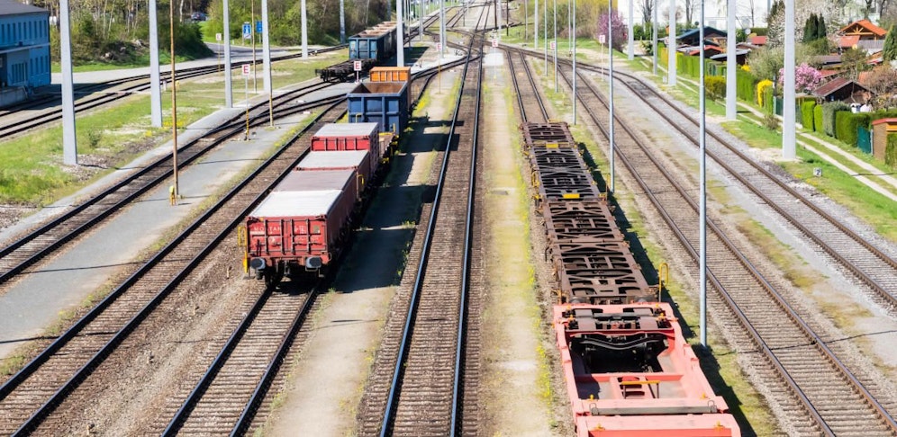 Nur einen Tag vor Weihnachten kam es zur Tragödie: ein 73-jähriger Pensionist wurde in Puchenau tödlich vom Zug erfasst. 