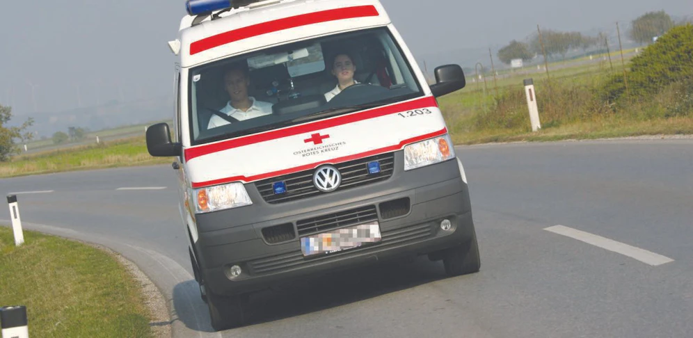 Die 22-jährige Lenkerin musste verletzt ins Klinikum nach Wels gebracht werden. Symbolbild