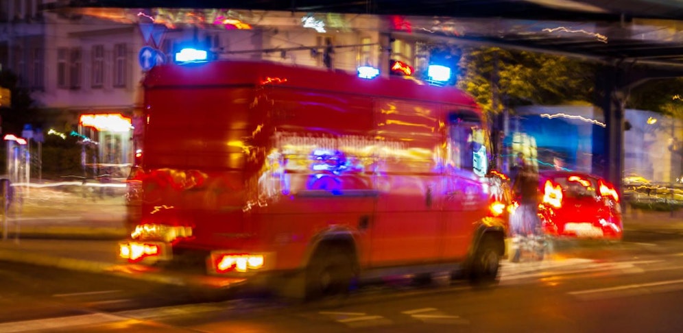 Ein Rettungswagen der Berliner Feuerwehr im Einsatz. Archivbild.