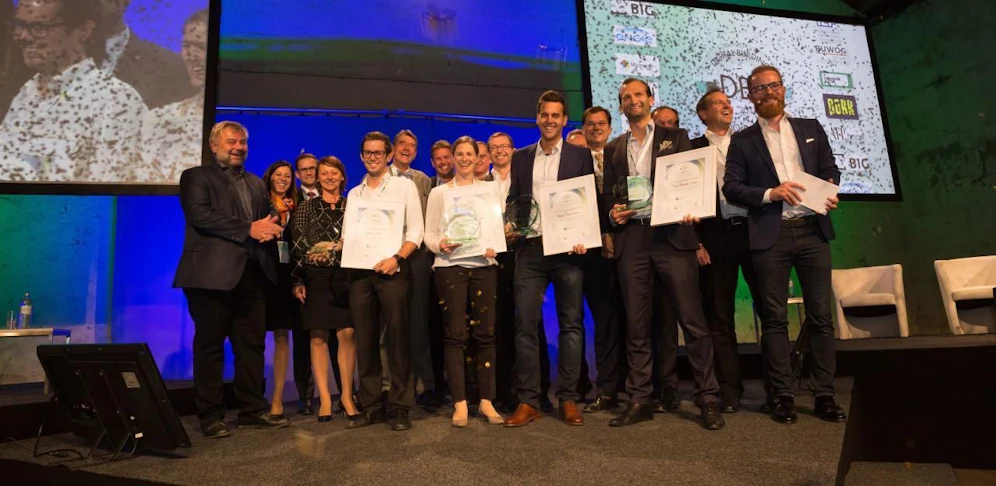 Kürten die Preisträger des DBS-Awards 2017: die Fachjury, besetzt mit elf Vertretern der Bau- und Immobilienbranche, und Moderator Daniel Cronin.