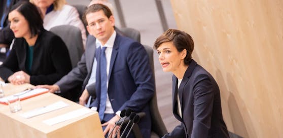 (v.l.) Elisabeth Köstinger, Sebastian Kurz (beide ÖVP) und Pamela Rendi-Wagner (SPÖ) im Nationalrat.