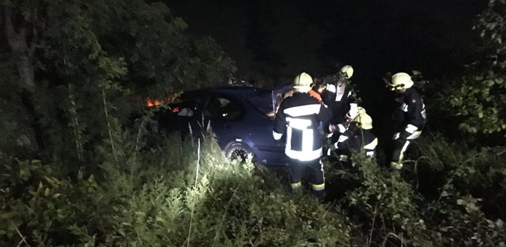 Auto nach Crash mit Lkw im Graben - Lenker verletzt