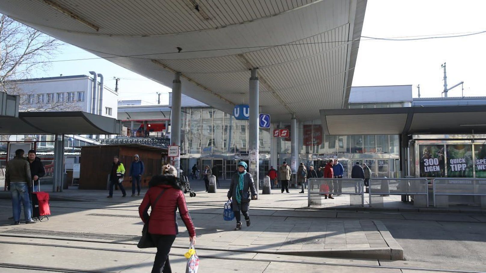 Brutale Attacke: Mann (68) in Wiener Bahnhof verprügelt