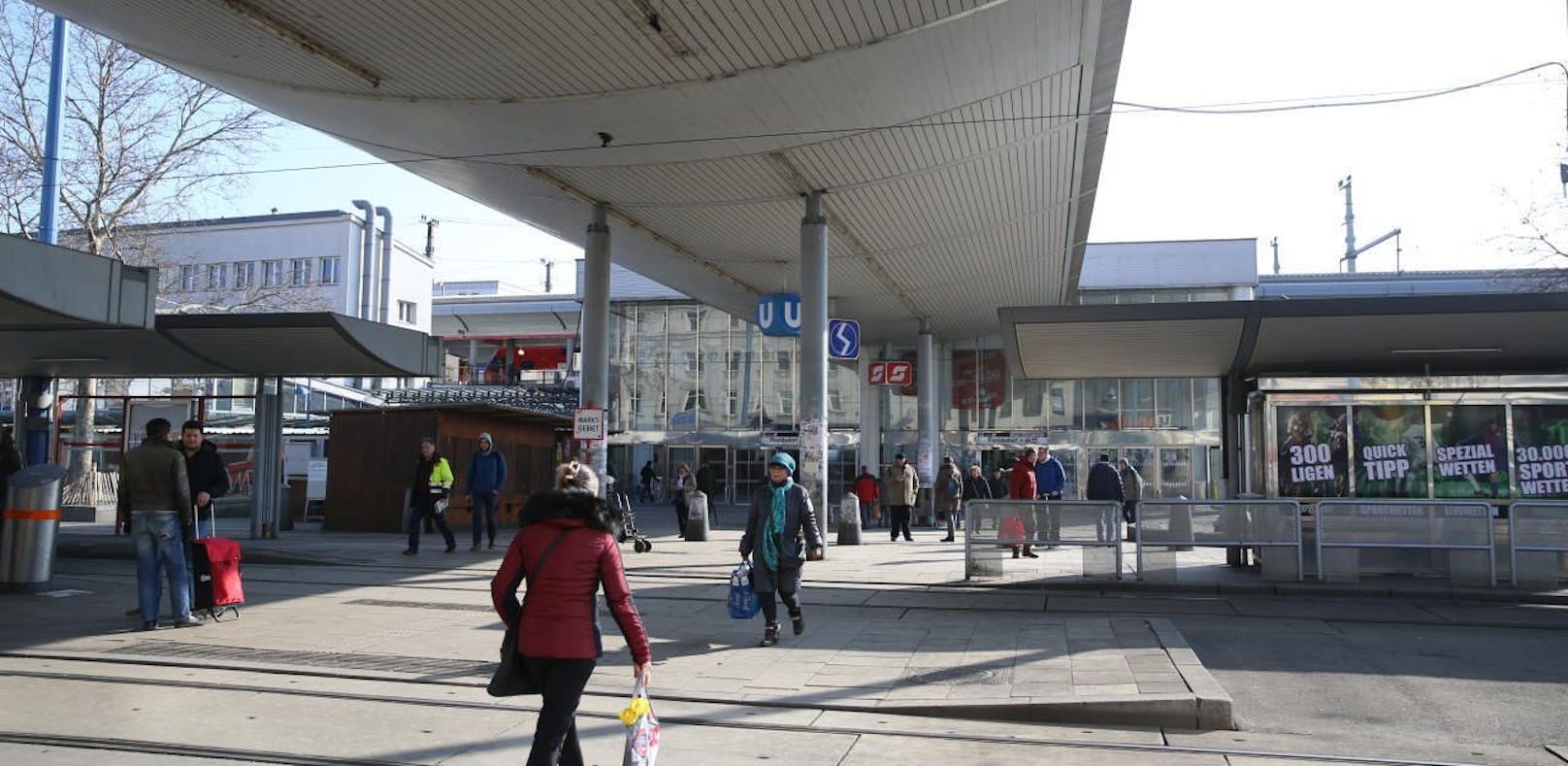 Am Bahnhof Floridsdorf wurde eine schwerverletzte Person unter rätselhaften Umständen gefunden.