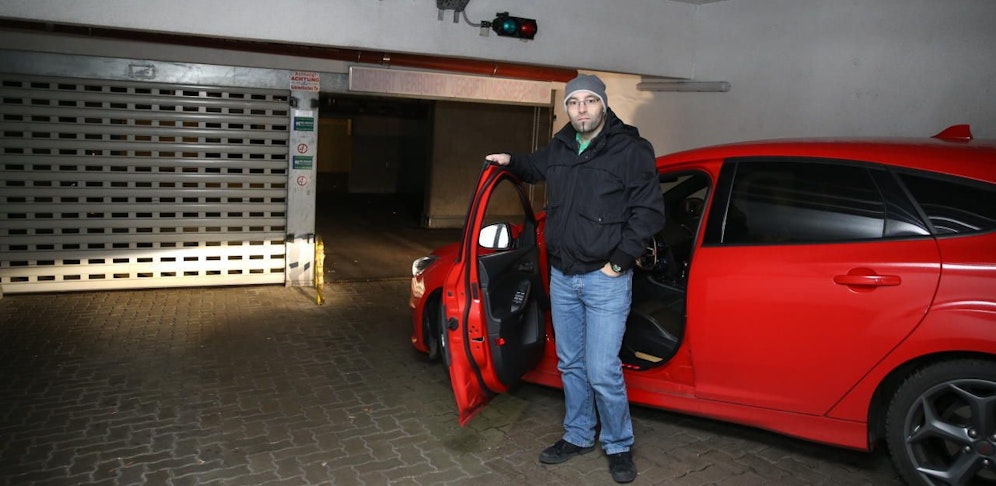 Christoph A. (35) ärgerte sich über das kaputte Garagentor.