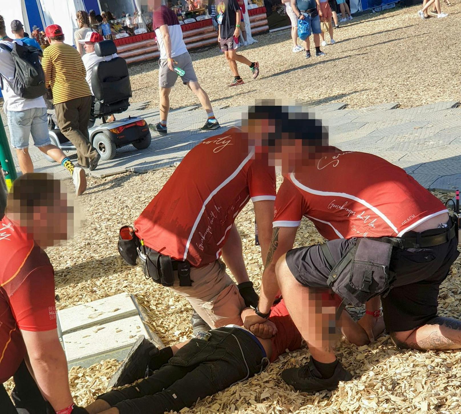 Insgesamt drei Festnahmen und eine Anhaltung beim Beachvolleyball-Turnier auf der Wiener Donauinsel.