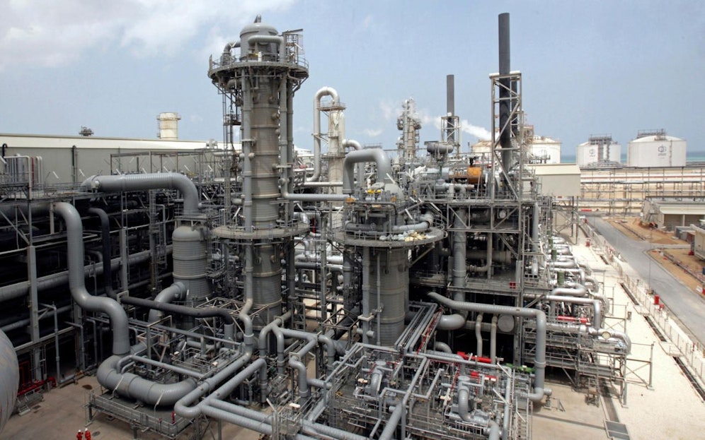 Eine Raffinerie bei Ras Laffan, Katar. Unter der winzigen Nation am Persischen Golf lagern enorme Gas und Erdölvorkommen.