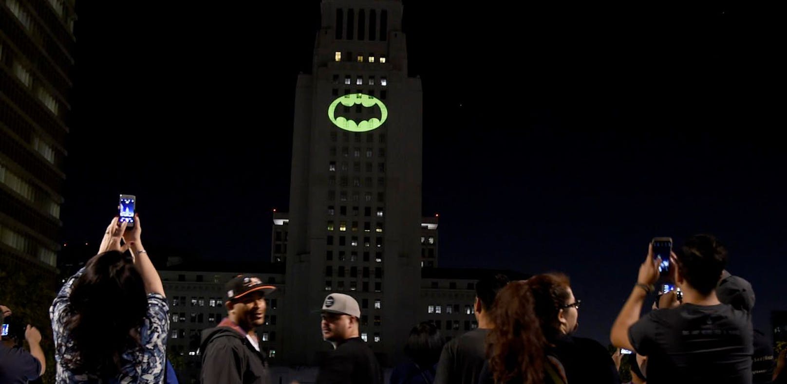 L.A. gedenkt Adam West mit Batsignal am Rathaus