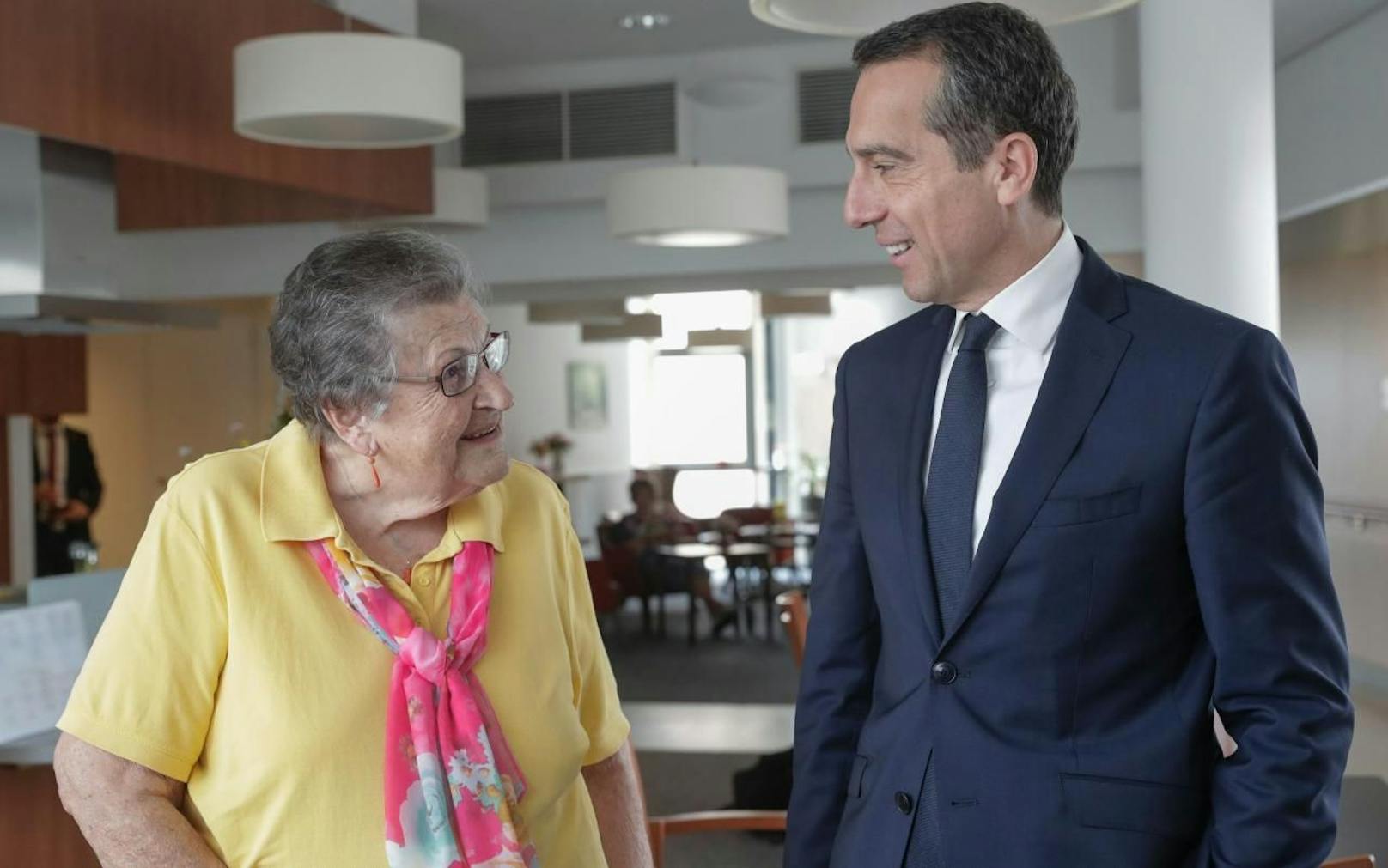 Kanzler Kern besuchte am Dienstag, den 27. Juni, das Pflegeheim Haus Döbling in Wien und traf dort die vom Pflegeregress betroffene Frau Loidolt (88). Foto: BKA / Hans Hofer