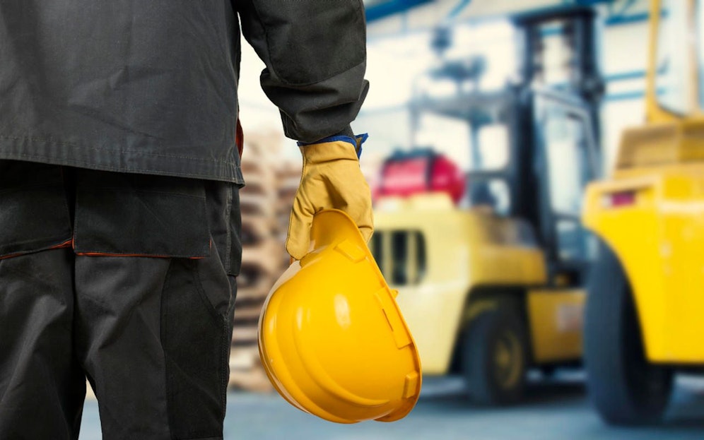 Arbeiter vor Gabelstapler. Symbolfoto