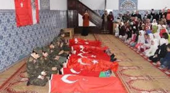 Kinder in Soldatenuniform in einer Wiener Moschee