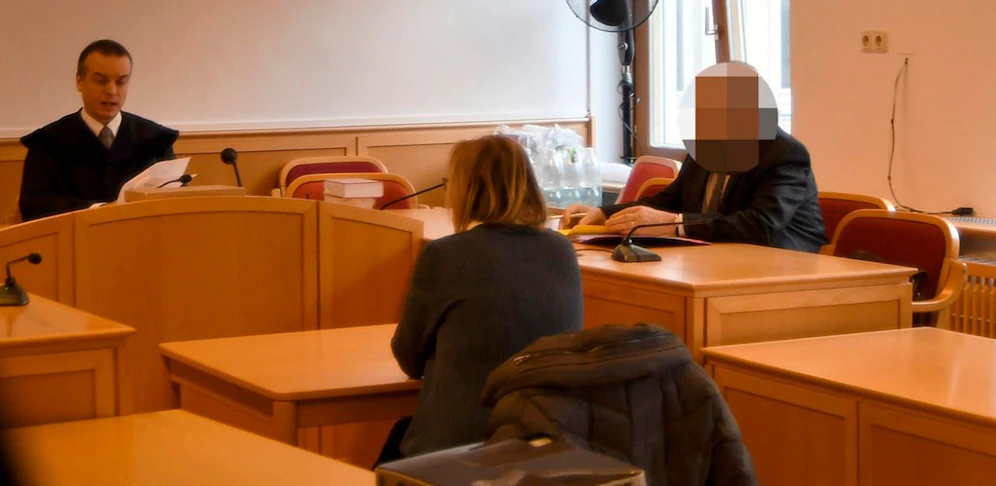 Die Beschuldigte soll ein Uni-Zeugnis gefälscht haben. 
