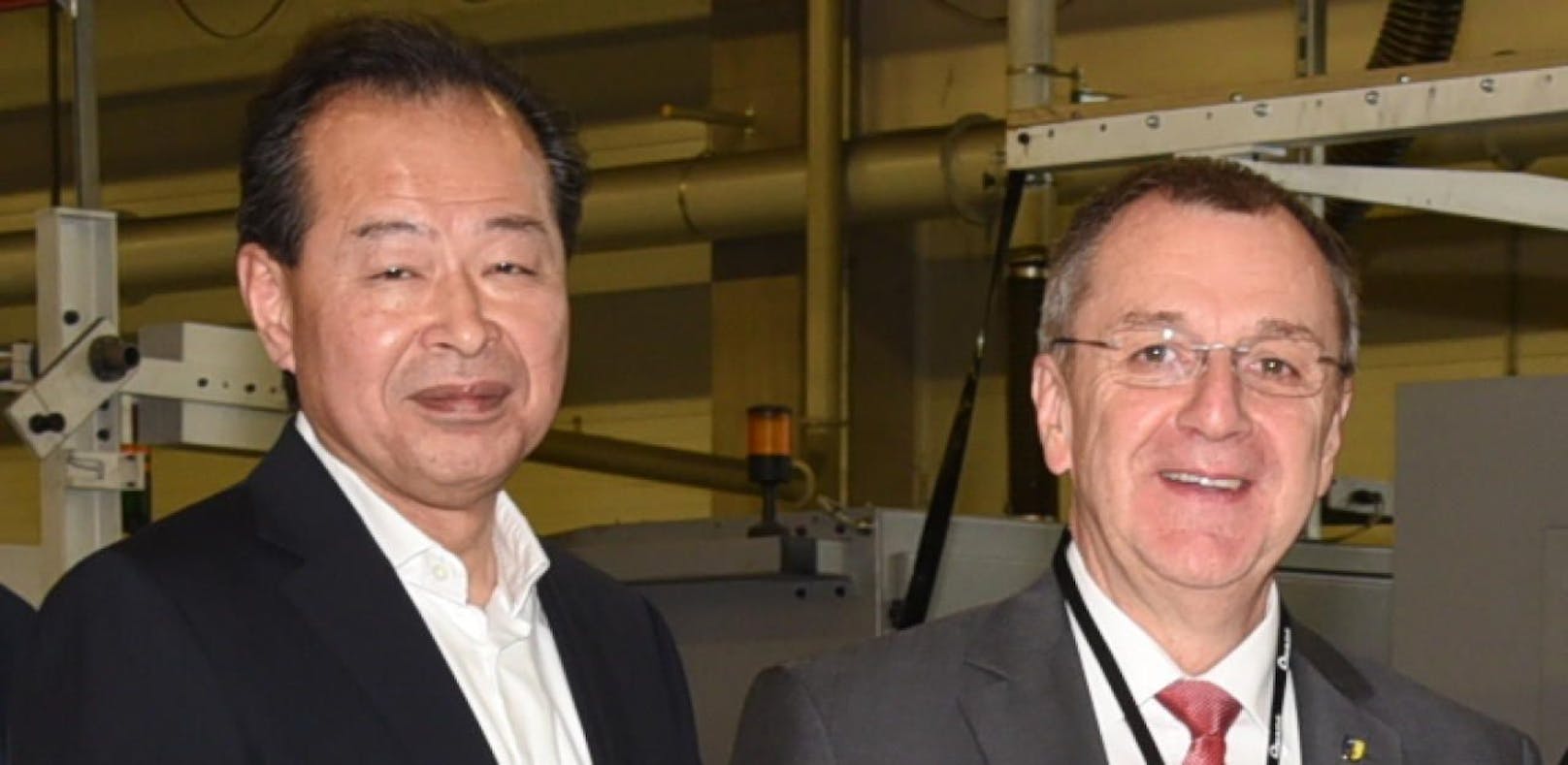 AMADA-Geschäftsführer Katsuhiko Kawabata und Bürgermeister Rupert Dworak im Werk. 