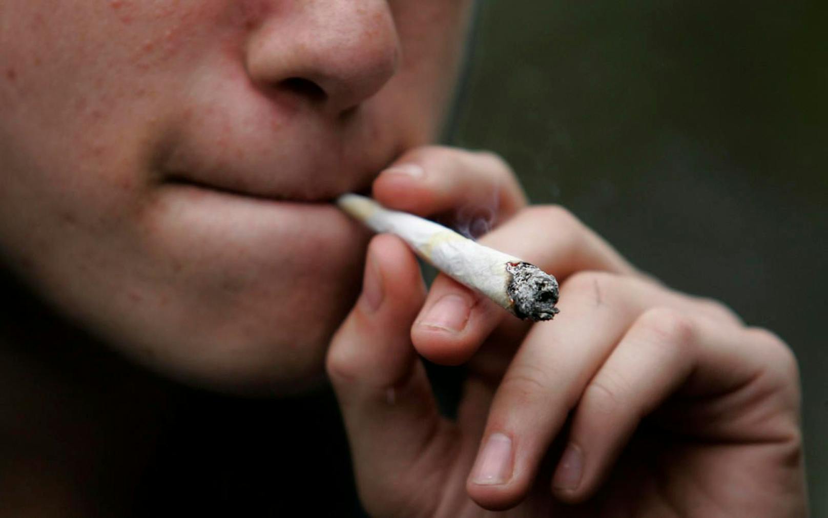 Der 17-Jährige rauchte Marihuana gegen seine Zahnschmerzen (Symbolbild)