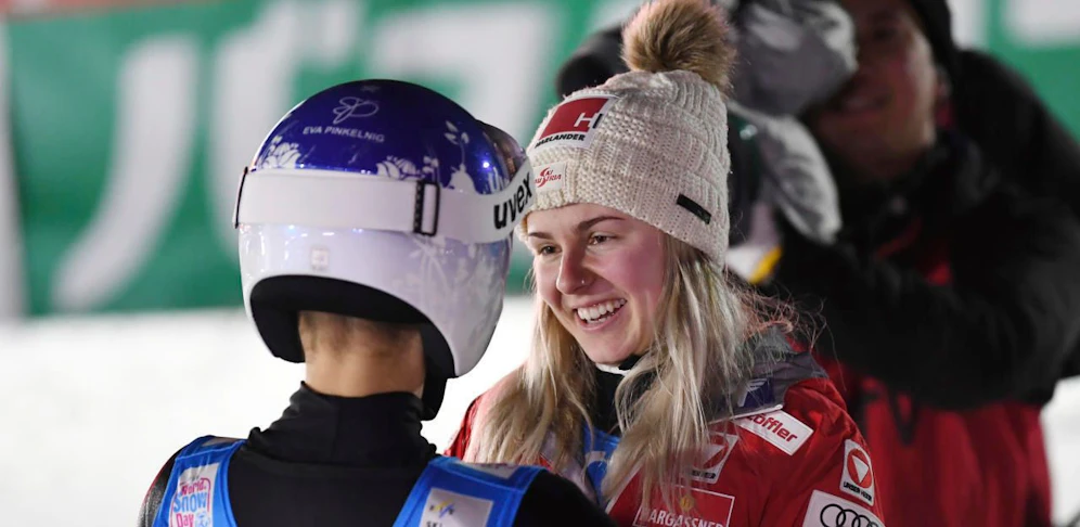 Die ÖSV-Springerinnen Eva Pinkelnig und Chiara Hölzl haben Grund zu jubeln.