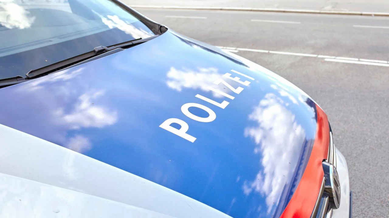 Die Polizei stellte den betrunkenen Lenker zur Rede.