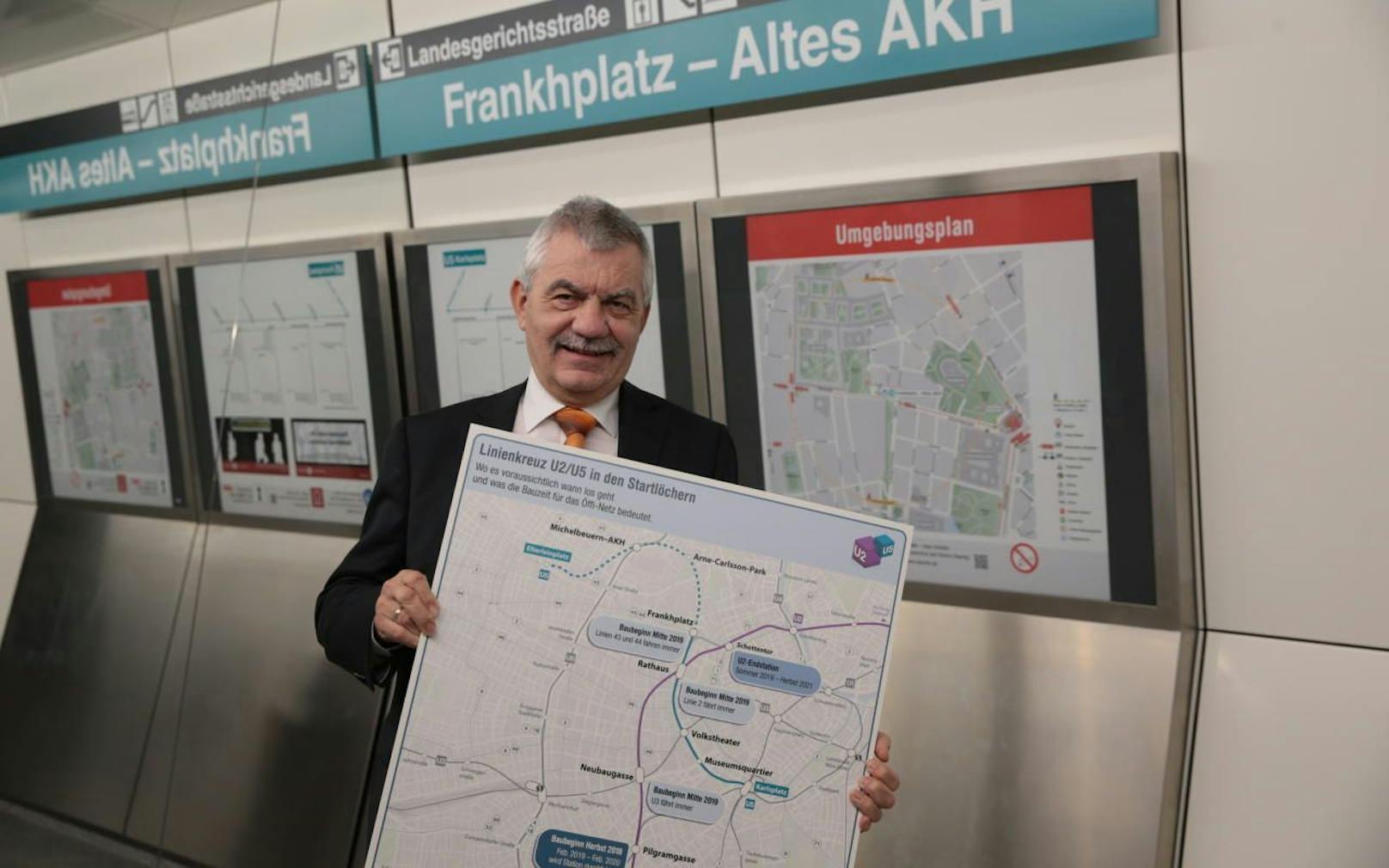 Wiener Linien-Geschäftsführer Günter Steinbauer präsentiert die Pläne für das neue U2/U5-Linienkreuz.