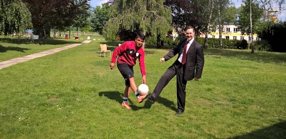 Flüchtling Bashir S. mit Christoph Baumgärtel von der SP Langenzersdorf.