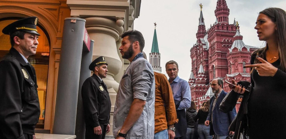 Nach einer mysteriösen Serie von Bombendrohungen wurden Agenturberichten allein in der russischen Hauptstadt zwischen 15.000 und 50.000 Menschen in Sicherheit gebracht. 