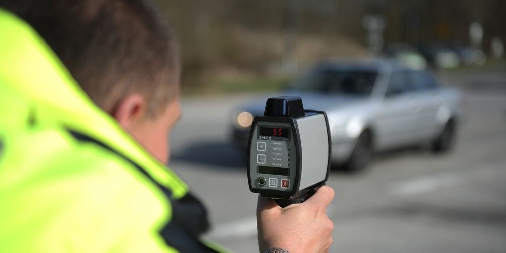 Junge Lenkerin rast mit 106 km/h durch 50er Zone - Oberösterreich | heute.at