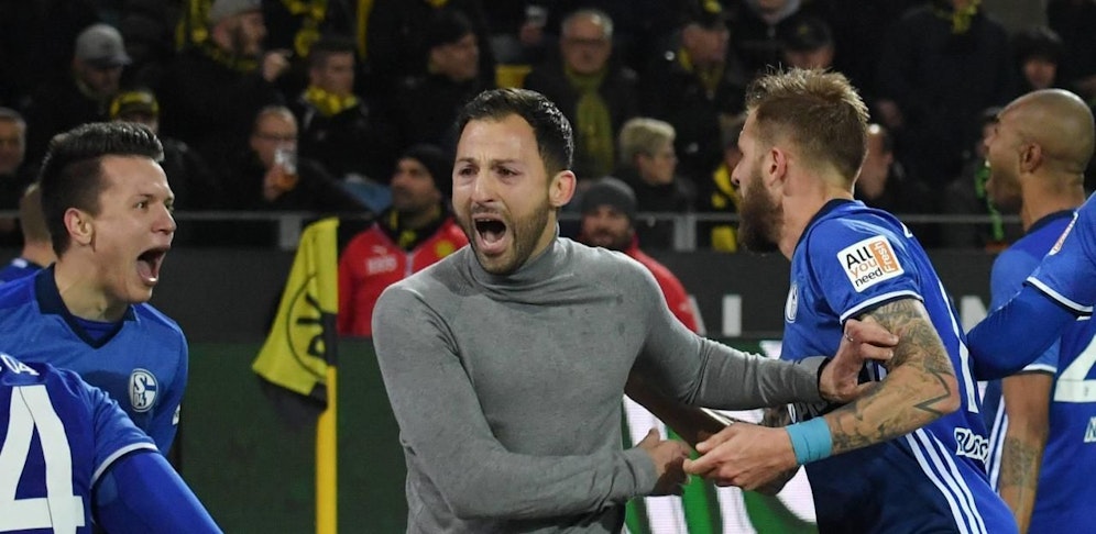 Riesenjubel bei Schalke nach dem 4:4 im Jahrhundert-Derby gegen Dortmund. 