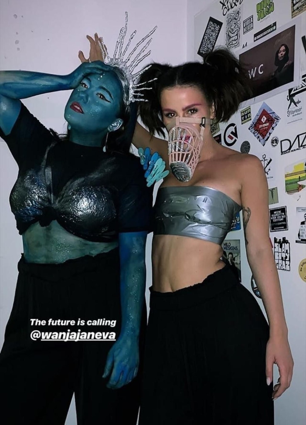 Maulkorb, bauchfrei, Gaffa-BH: Lena gibt sich futuristisch und freizügig. 